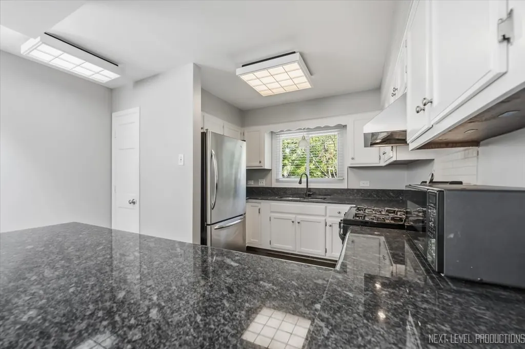 562 Roxbury Drive Naperville IL 60565