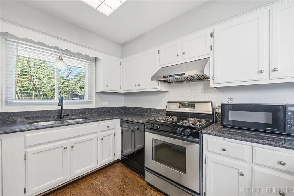 562 Roxbury Drive Naperville IL 60565