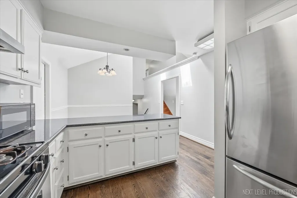562 Roxbury Drive Naperville IL 60565