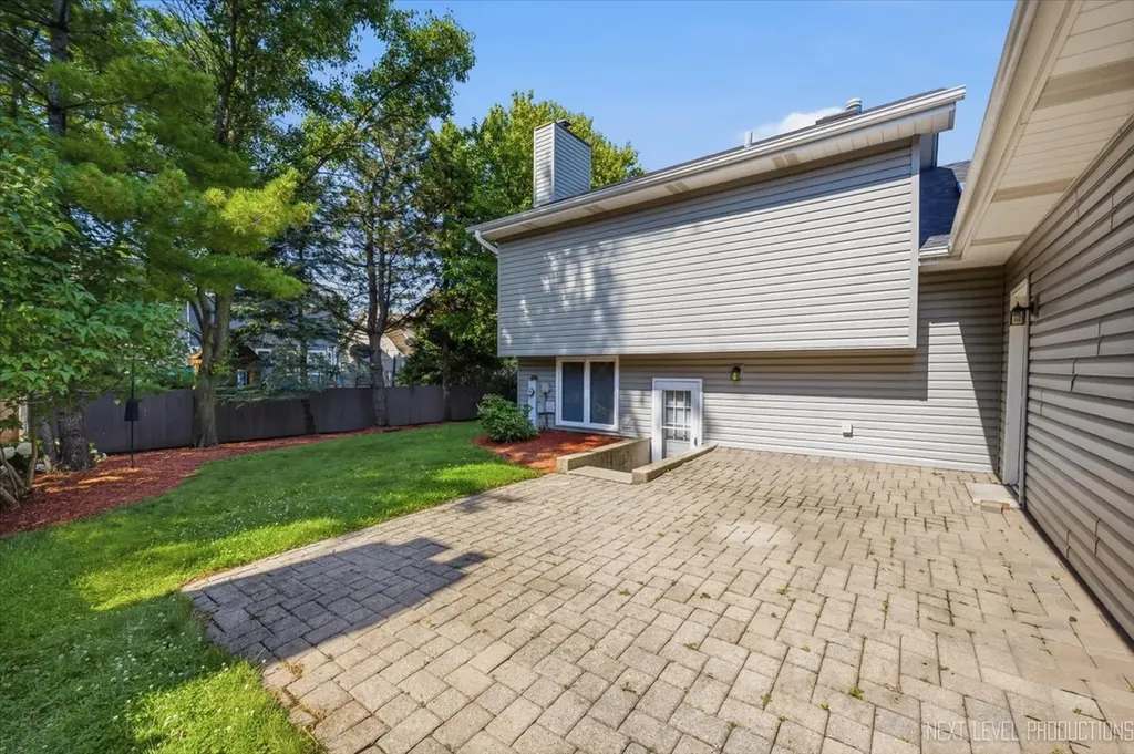 562 Roxbury Drive Naperville IL 60565