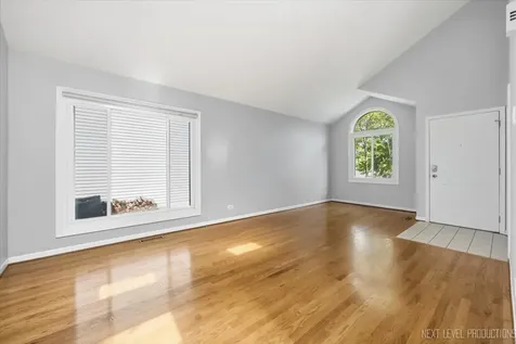 562 Roxbury Drive Naperville IL 60565