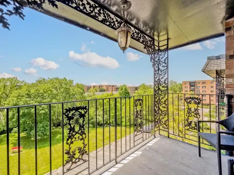 9356 Landings Lane Des Plaines IL 60016