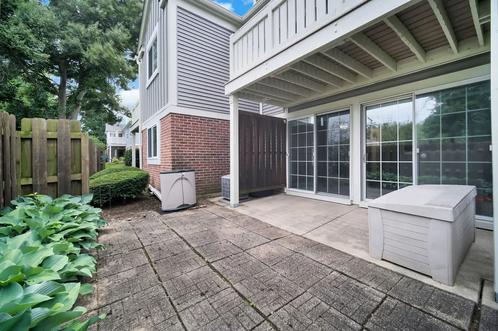 1671 Grosvenor Circle Wheaton IL 60189