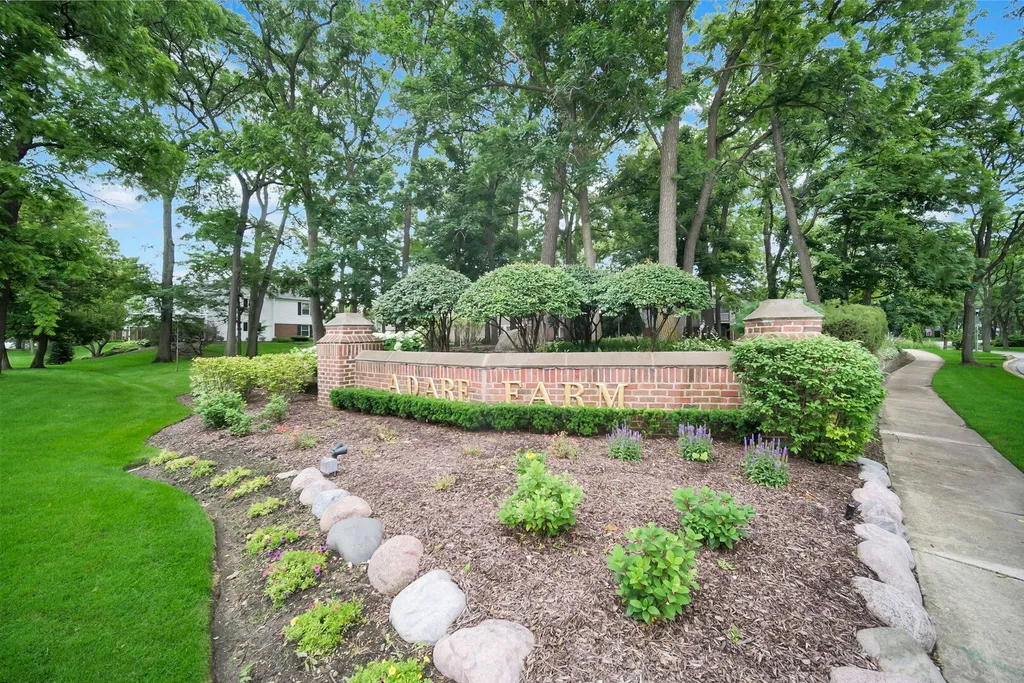 1671 Grosvenor Circle Wheaton IL 60189