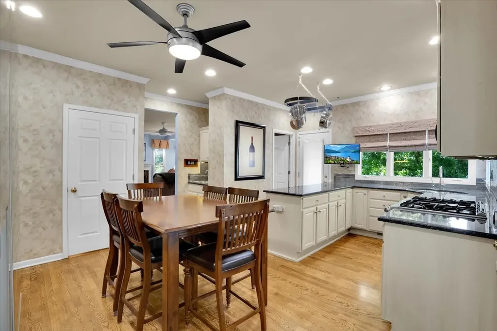 919 Roslyn Road Glen Ellyn IL 60137