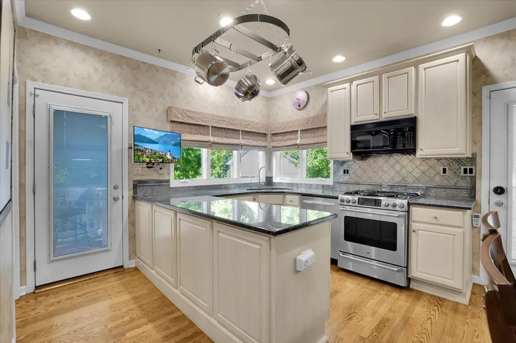 919 Roslyn Road Glen Ellyn IL 60137