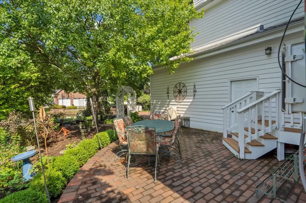 919 Roslyn Road Glen Ellyn IL 60137