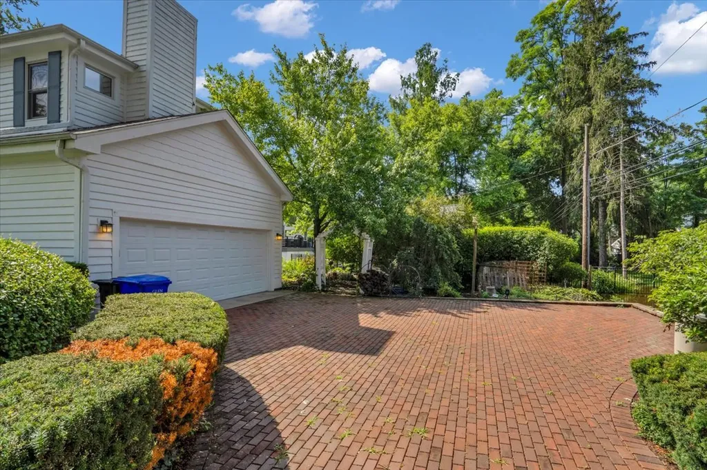 919 Roslyn Road Glen Ellyn IL 60137