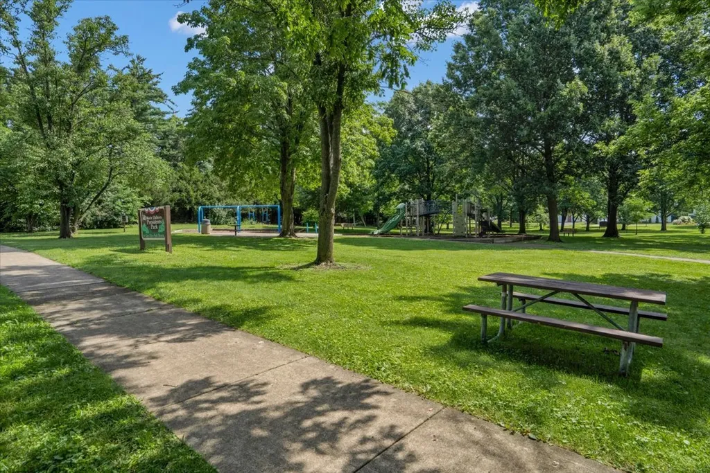 919 Roslyn Road Glen Ellyn IL 60137