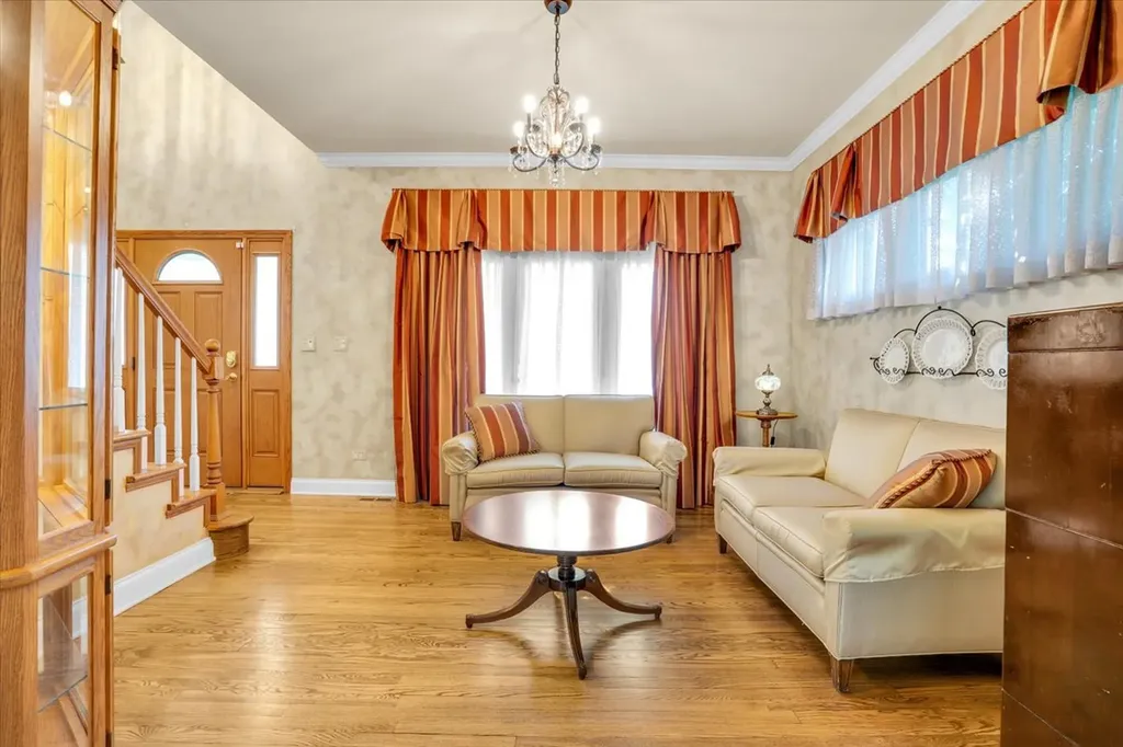 919 Roslyn Road Glen Ellyn IL 60137