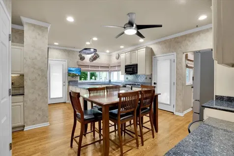 919 Roslyn Road Glen Ellyn IL 60137