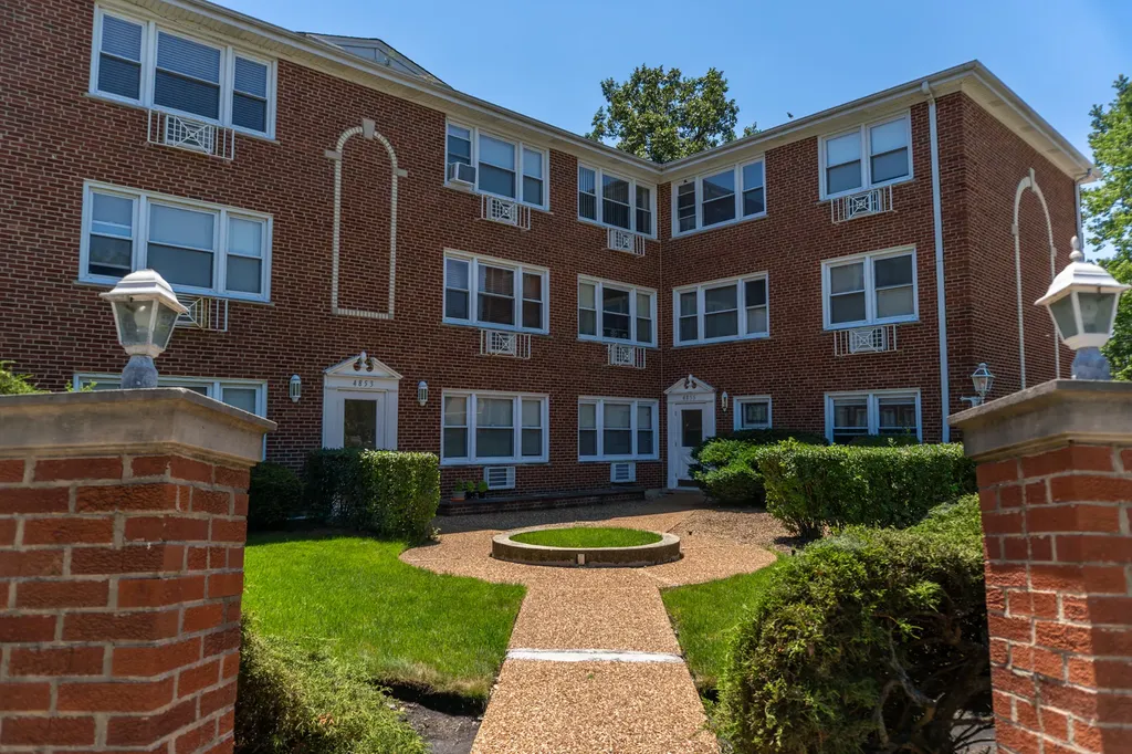 4855 Dobson Street Skokie IL 60077