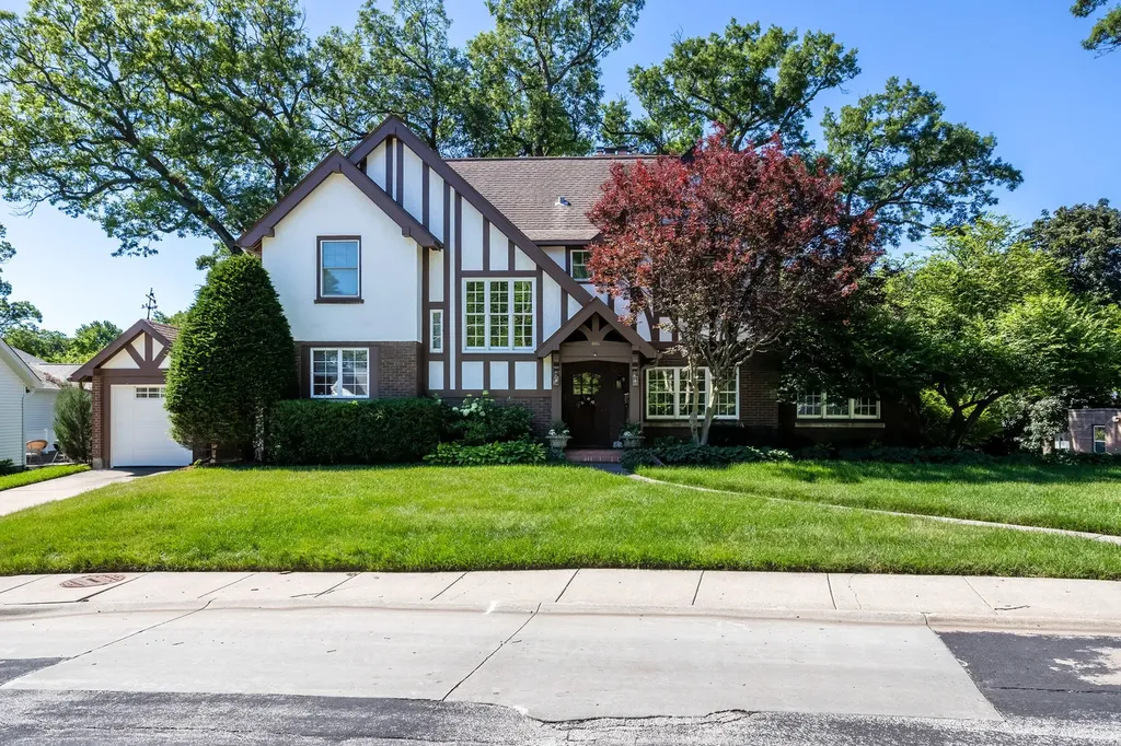 906 20TH Avenue East Moline IL 61244
