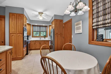 906 20TH Avenue East Moline IL 61244