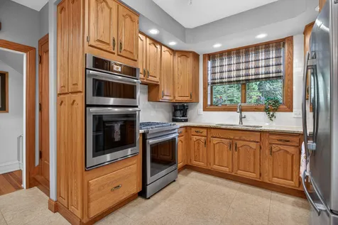 906 20TH Avenue East Moline IL 61244