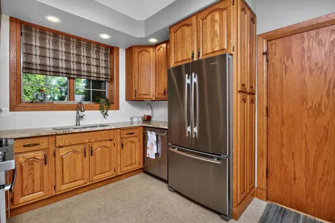 906 20TH Avenue East Moline IL 61244