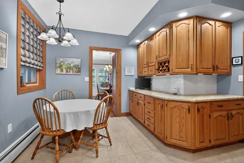 906 20TH Avenue East Moline IL 61244