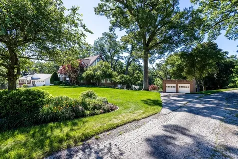 906 20TH Avenue East Moline IL 61244