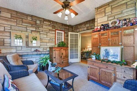 906 20TH Avenue East Moline IL 61244