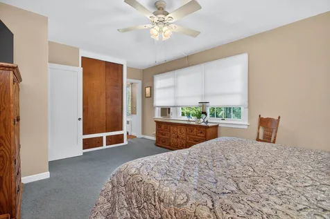 906 20TH Avenue East Moline IL 61244