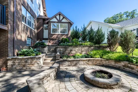906 20TH Avenue East Moline IL 61244
