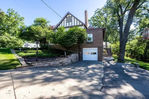 906 20TH Avenue East Moline IL 61244