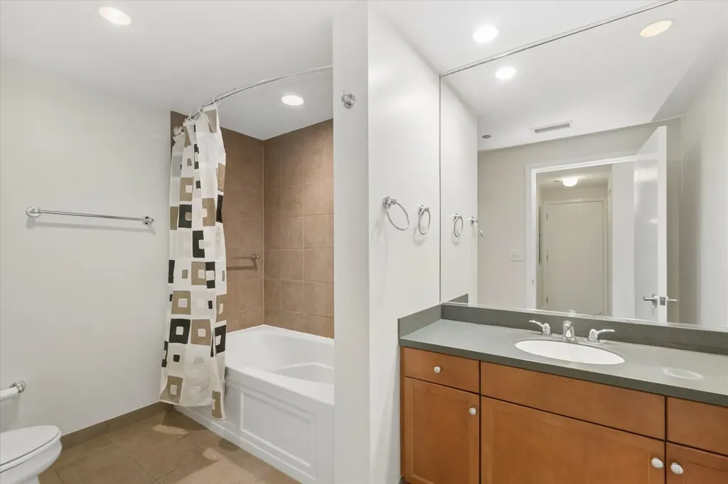 130 North Garland Court Chicago IL 60602