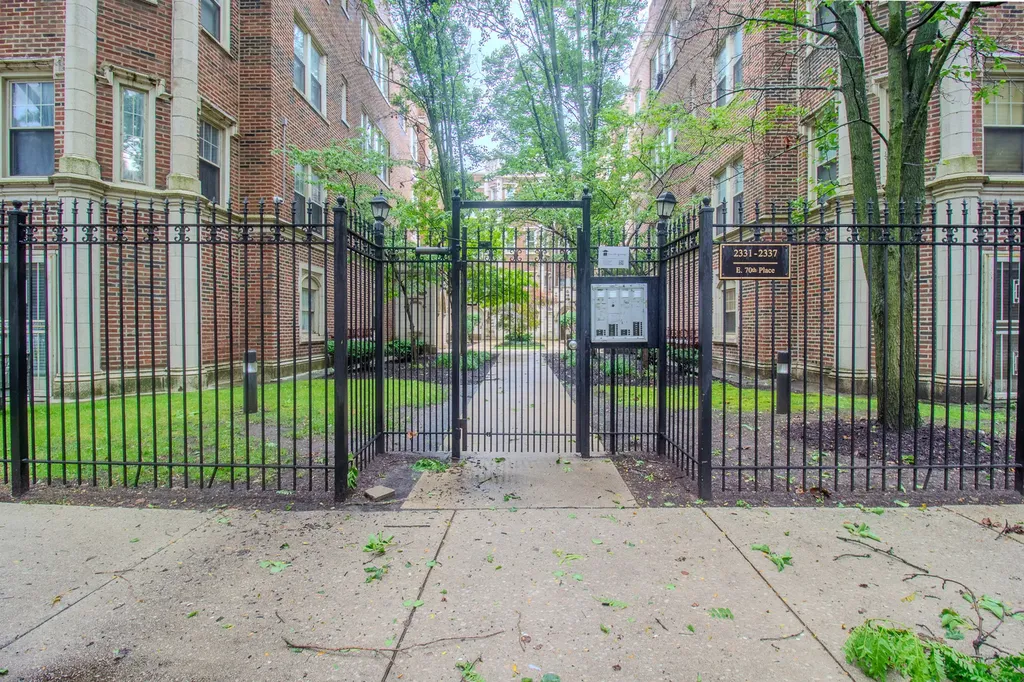 2335 East 70th Place Chicago IL 60649
