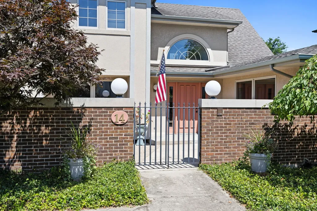 14 Hamilton Lane Oak Brook IL 60523
