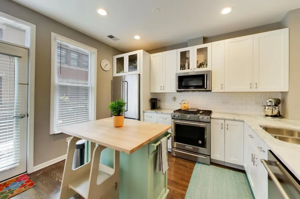 1005 North Kingsbury Street Chicago IL 60610