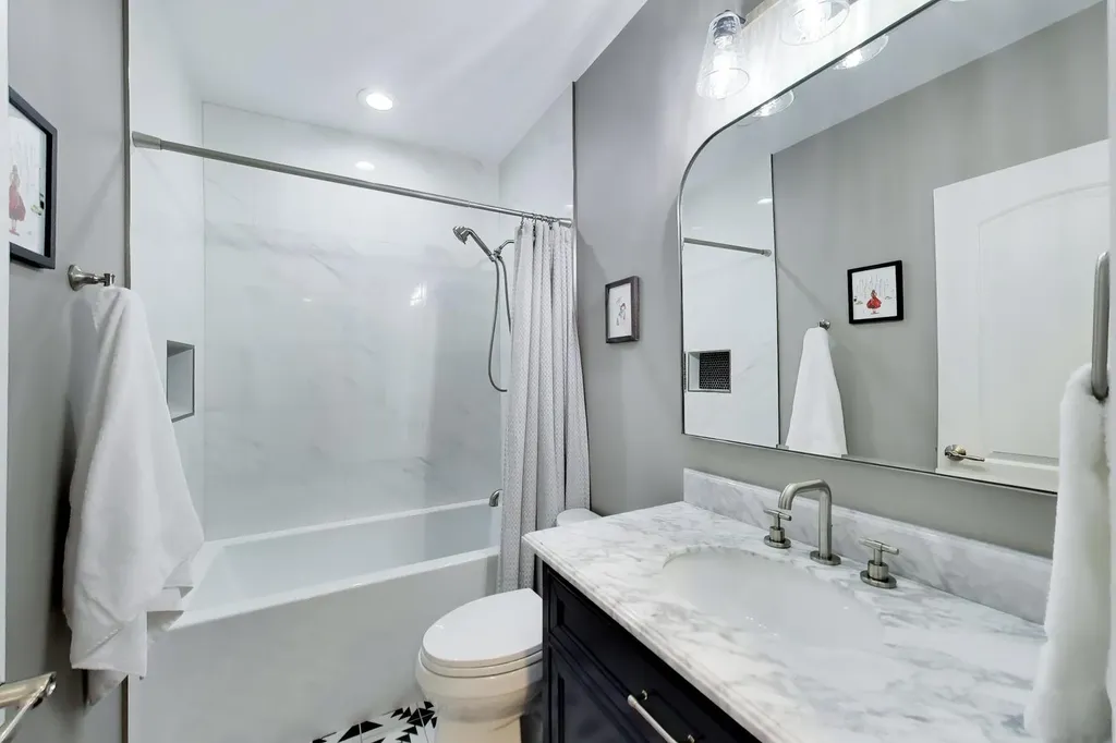 1005 North Kingsbury Street Chicago IL 60610