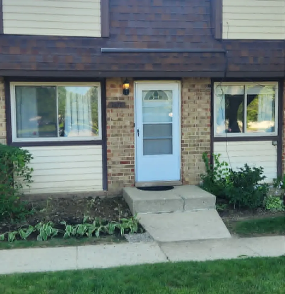 2678 Woodview Court Waukegan IL 60087