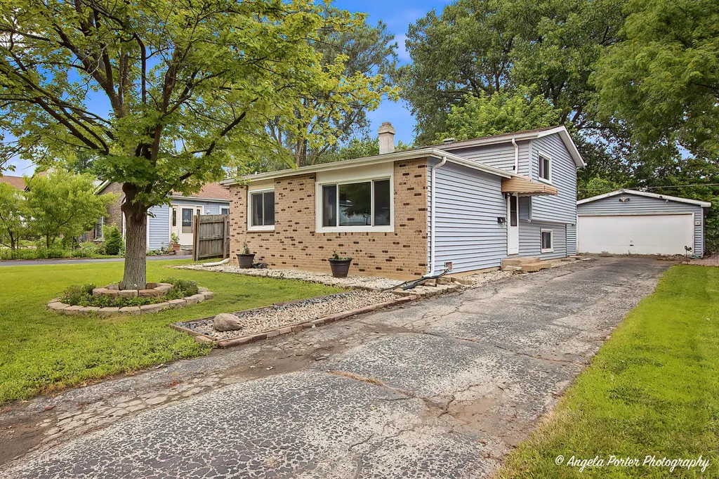 122 Hickory Street Mundelein IL 60060