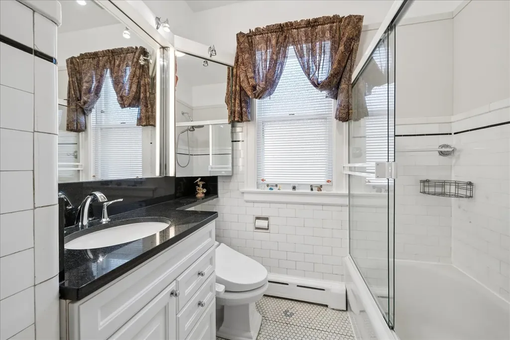 5725 North Sacramento Avenue N Chicago IL 60659