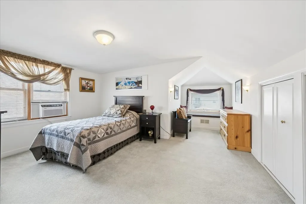 5725 North Sacramento Avenue N Chicago IL 60659