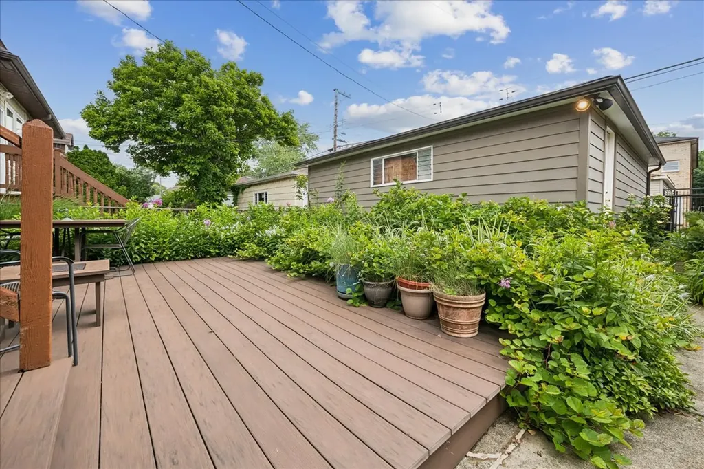 5725 North Sacramento Avenue N Chicago IL 60659