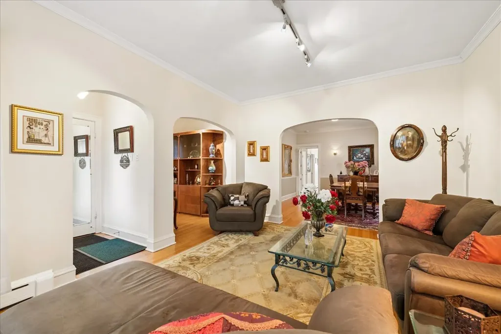 5725 North Sacramento Avenue N Chicago IL 60659