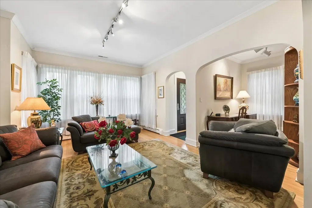 5725 North Sacramento Avenue N Chicago IL 60659