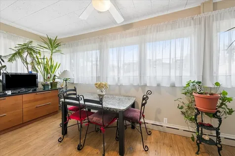 5725 North Sacramento Avenue N Chicago IL 60659