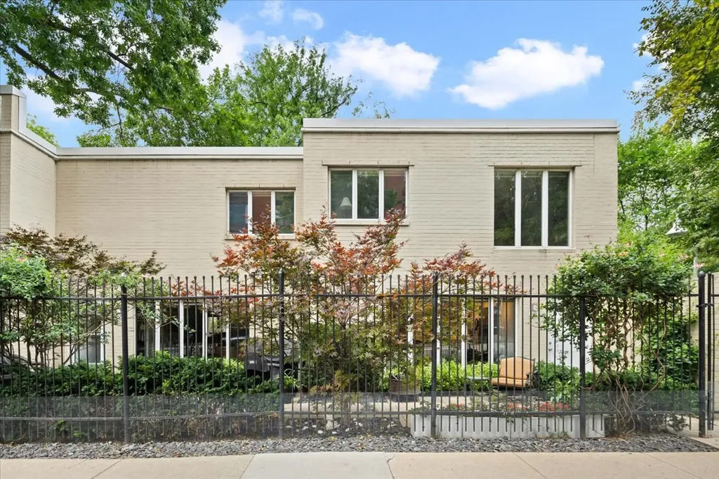 945 South Park Terrace Chicago IL 60605