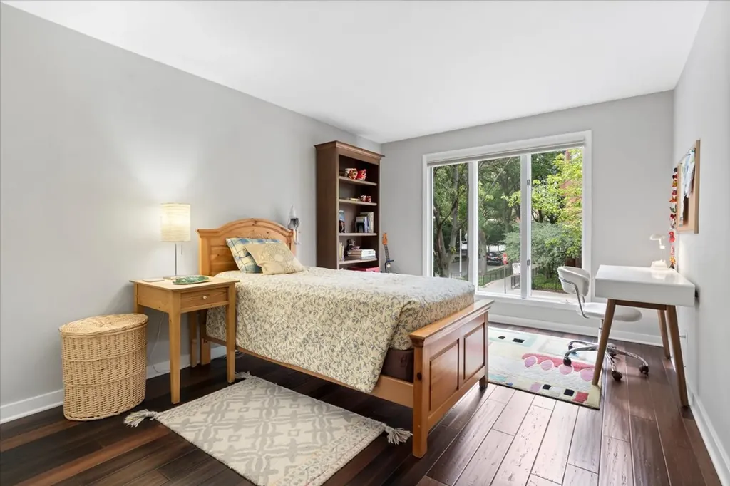 945 South Park Terrace Chicago IL 60605