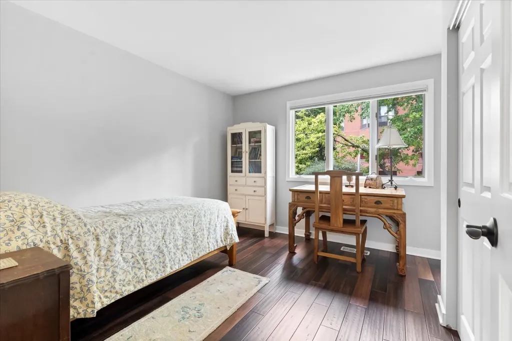 945 South Park Terrace Chicago IL 60605