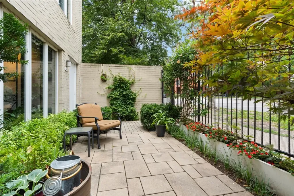 945 South Park Terrace Chicago IL 60605