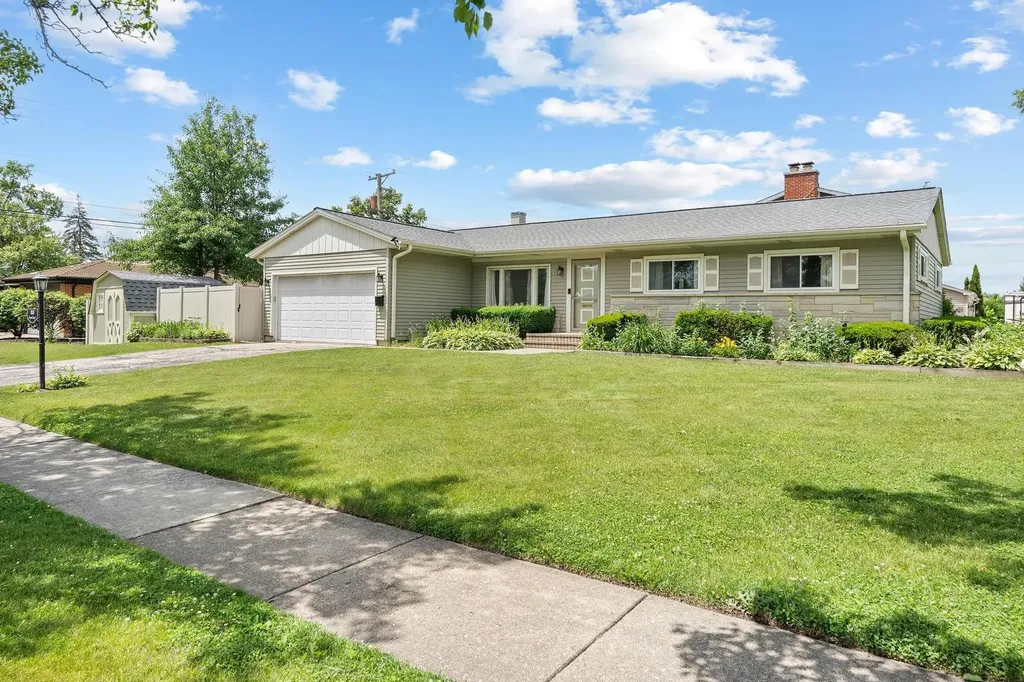 818 Leahy Circle Des Plaines IL 60016