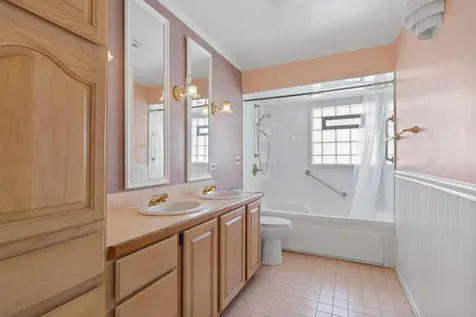 818 Leahy Circle Des Plaines IL 60016