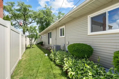 818 Leahy Circle Des Plaines IL 60016
