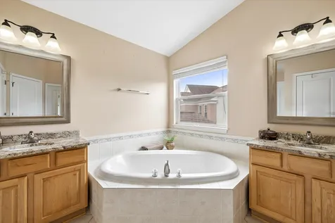 8 Orchid Court Streamwood IL 60107