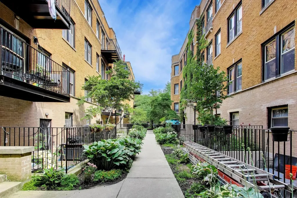 1229 West Greenleaf Avenue Chicago IL 60626