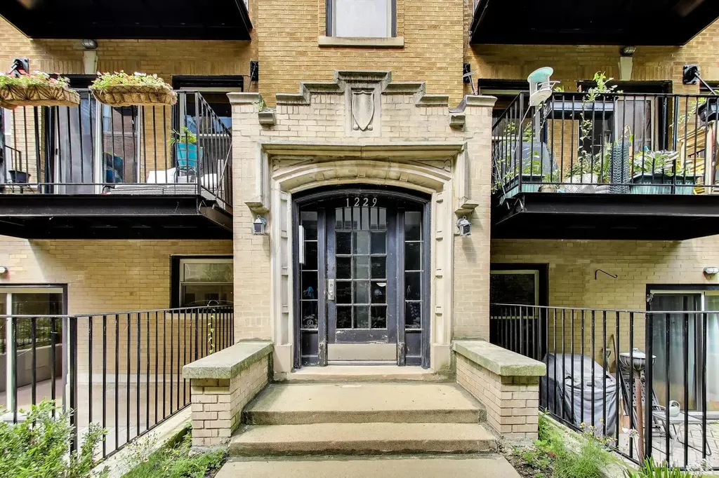 1229 West Greenleaf Avenue Chicago IL 60626