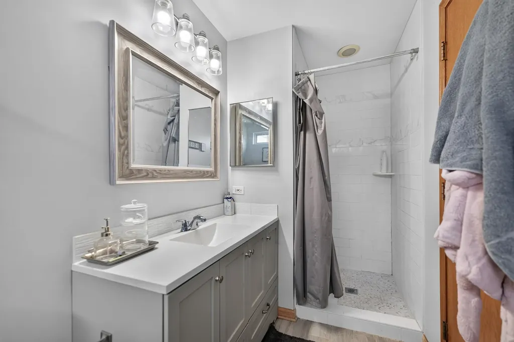 949 Tanager Court Glen Ellyn IL 60137